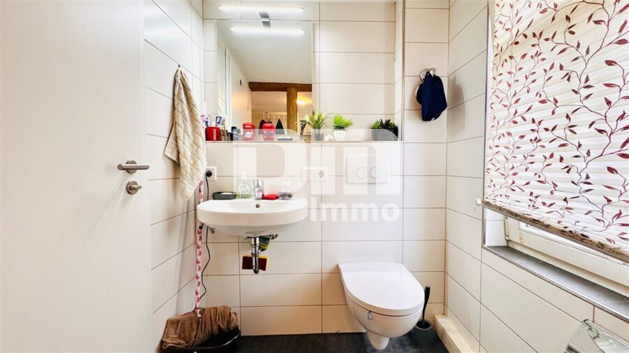 Modernes 2 Zimmer Apartment in umfassend saniertem Fachwerkhaus in gesuchter Lage - Badezimmer / Dusche / Waschmaschinenanschluss